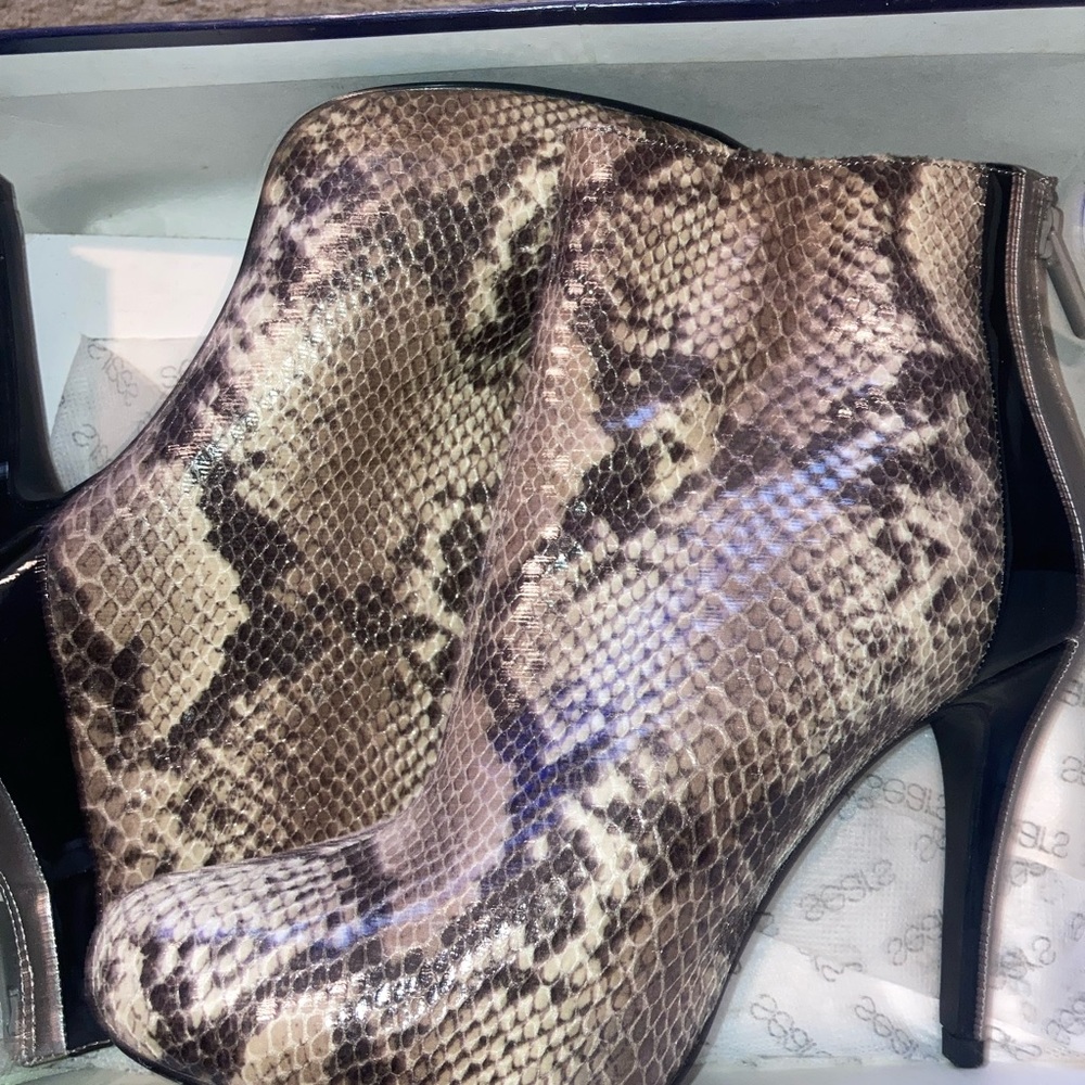 Women’s size 7 boots